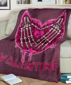 valentine skeleton hands in melting heart valentine pink text flanelldecke sofadecke fleecedeckezaffl